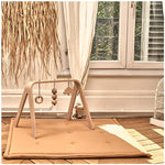 CHARLIE CRANE-Set d'Éveil Complet : Tapis Tami Camel + Arche NAHO & Jouets en Bois