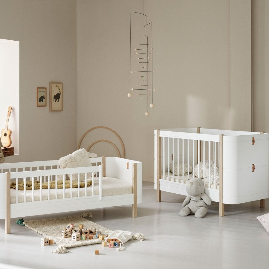 OLIVER FURNITURE-041457 - Kit De Conversion - Lit Bébé Évolutif Mini+, Kit Famille (complément Au Lit Bébé Évolutif Mini+, Avec Kit Junior Inclus, Blanc/chêne Et Blanc)