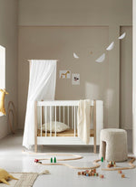 OLIVER FURNITURE-Lit Bébé Évolutif Wood Mini+, Avec Kit Junior Inclus, Blanc/Chêne