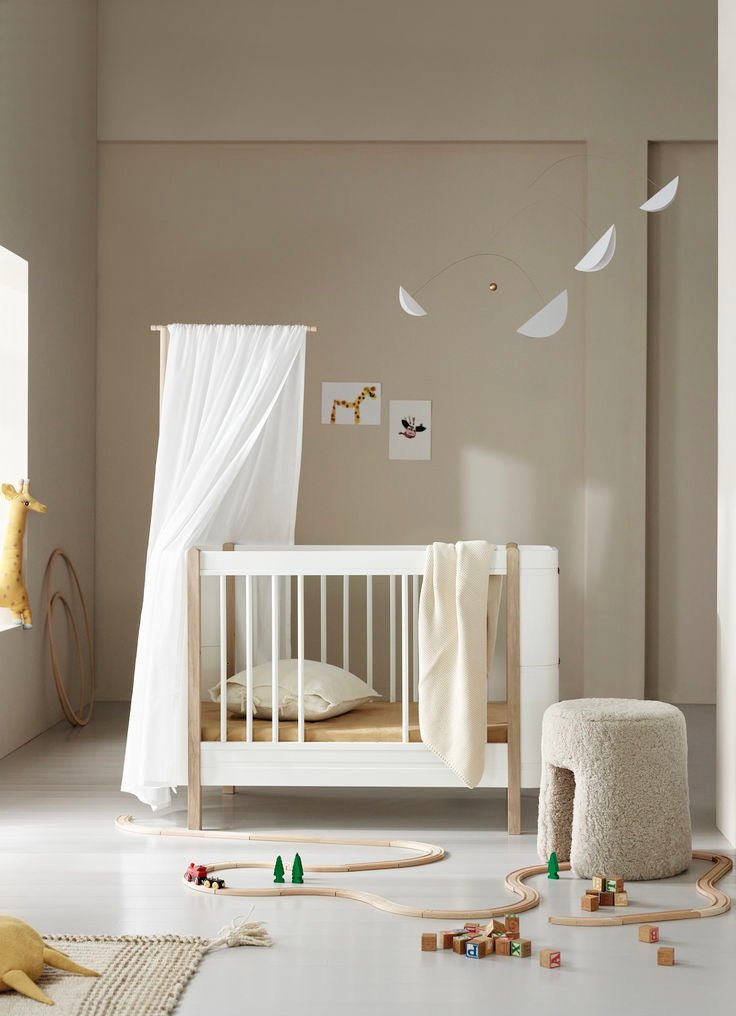 OLIVER FURNITURE-Lit Bébé Évolutif Wood Mini+, Avec Kit Junior Inclus, Blanc/Chêne